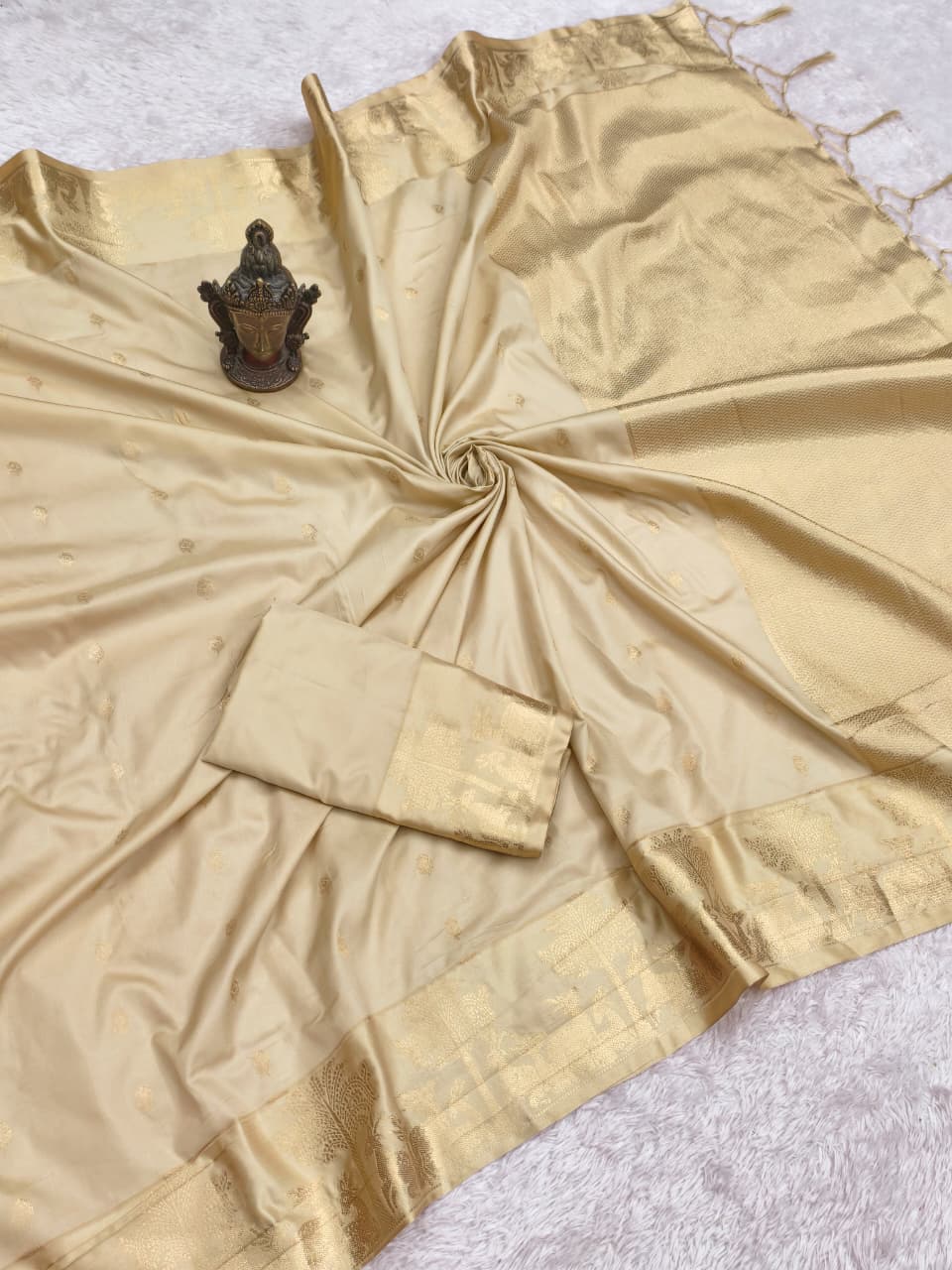 Divine Wedding Wear Pure Banarasi Silk Golden Zari Work Rich Pallu Designer Saree With Blouse Piece