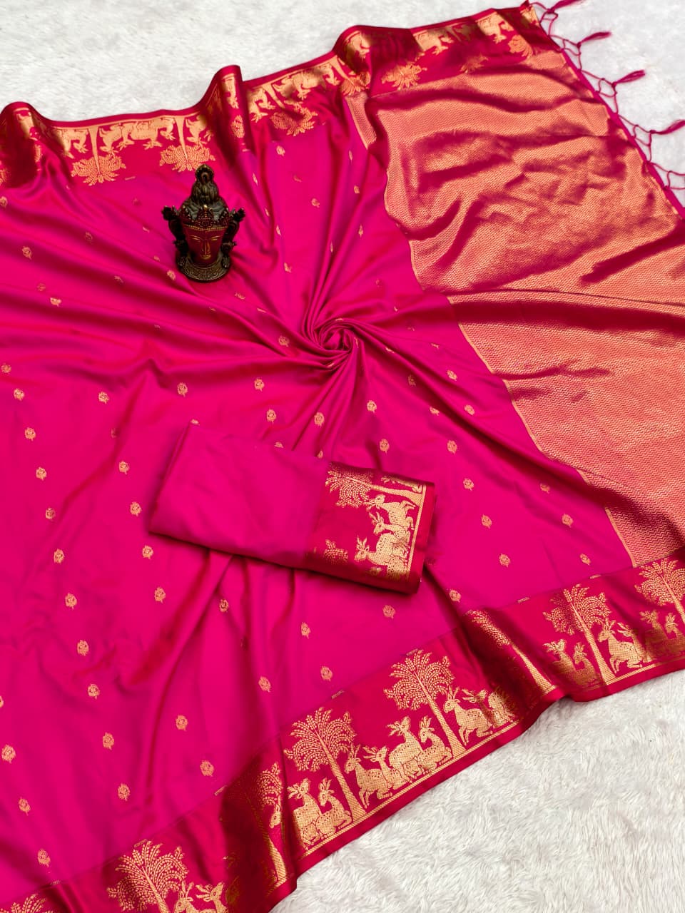 Divine Wedding Wear Pure Banarasi Silk Golden Zari Work Rich Pallu Designer Saree With Blouse Piece