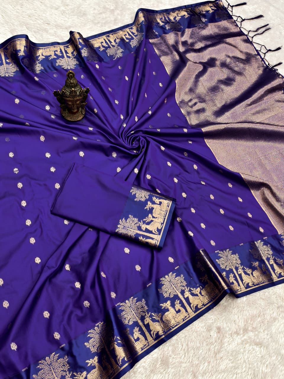 Divine Wedding Wear Pure Banarasi Silk Golden Zari Work Rich Pallu Designer Saree With Blouse Piece