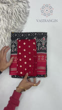 Load and play video in Gallery viewer, New Wedding Wear Pure Mul Cotton Print With Rich Pallu n Jalar Saree With Sequence Work Blouse
