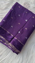Load and play video in Gallery viewer, Elegant Festive Wear Pure Chinnon Zari Weaving With Rich Satin Border Saree For Wedding
