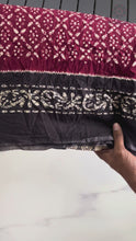 Load and play video in Gallery viewer, New Wedding Wear Black n Maroon Color Mul Cotton Print n Ajrak Rich Pallu Work Designer Saree With Stunner Blouse Piece
