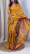 Load and play video in Gallery viewer, Elegant New Festive Wear Soft Cotton Designer Tussles Print n Weaving Work Saree For Women
