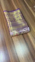 Load and play video in Gallery viewer, Purple n Gold-Toned Jacquard Woven Design Kanjivaram Pattu Silk Saree
